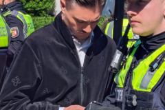 Dem Polizist gefrieren die Gesichtszüge