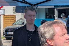 Ernster Blick mit schickem Haarschnitt